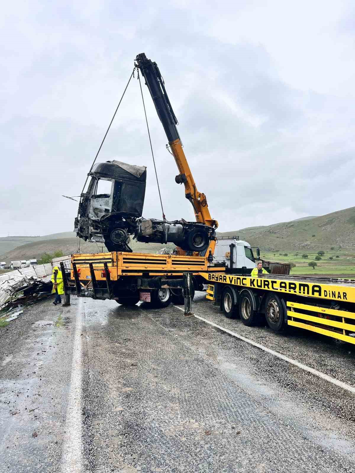 Çarpışan tırlar alev alev yandı, sürücüler yaralandı