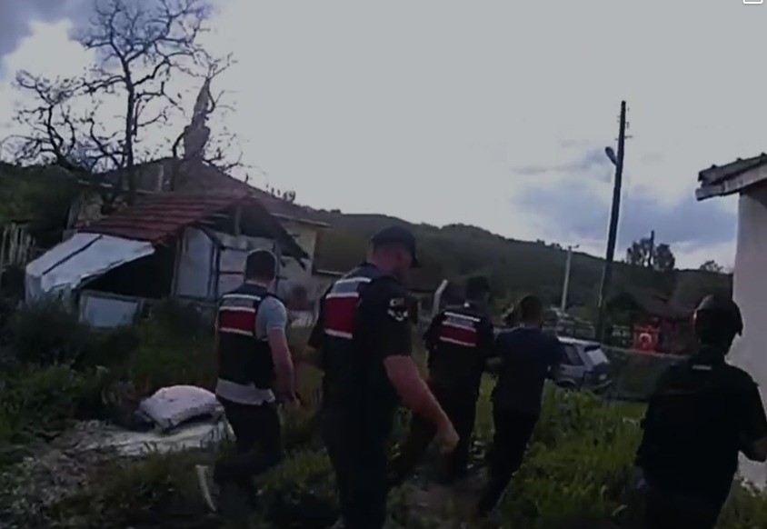 Bilecik&rsquo;te uyuşturucudan aranan şahıs jandarmadan ka&ccedil;amadı
