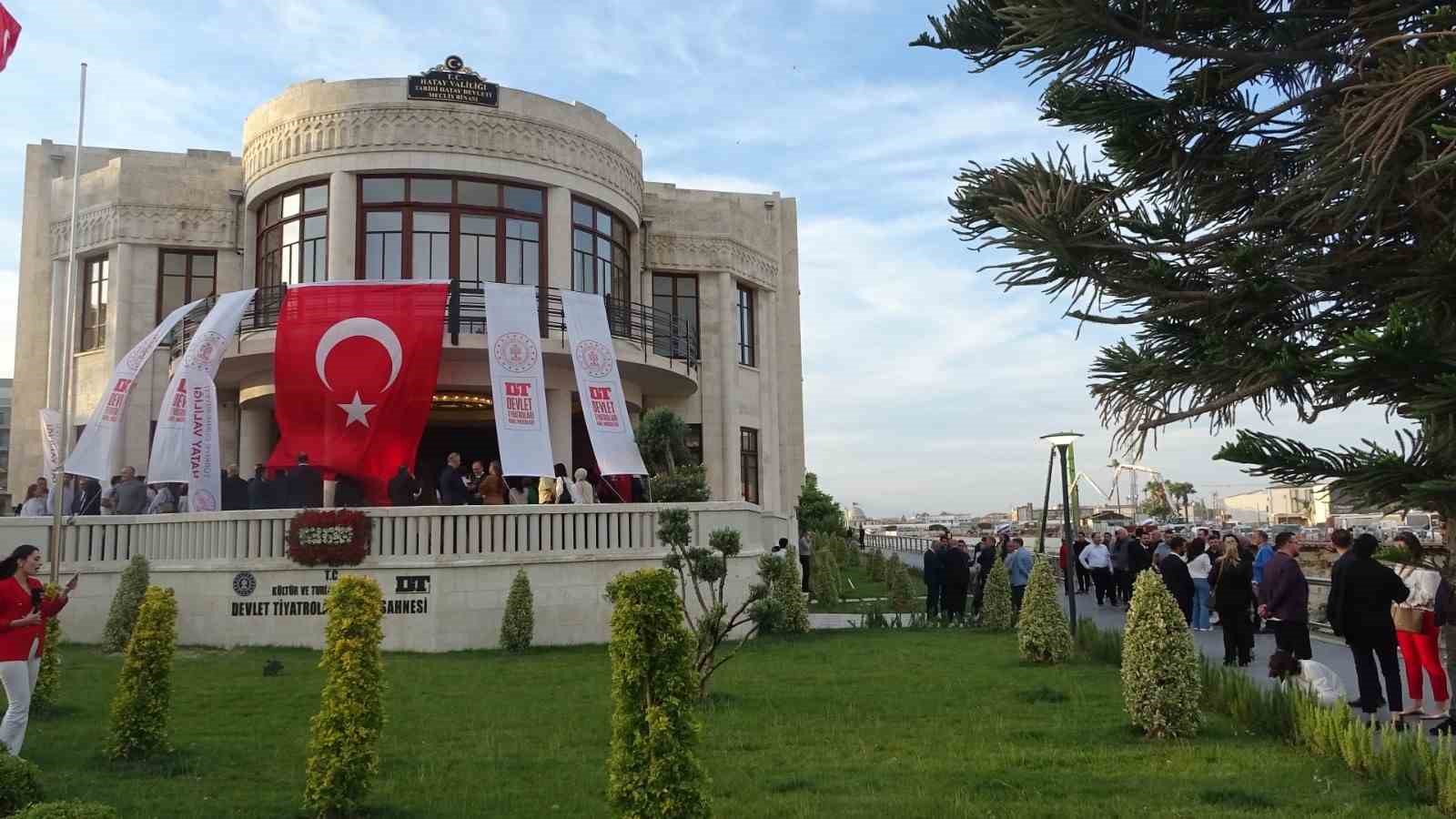 Tarihe tanıklık eden meclis binasında ilk perde ’Bu Da Geçer Ya Hu’ adlı tiyatro oyunuyla açıldı