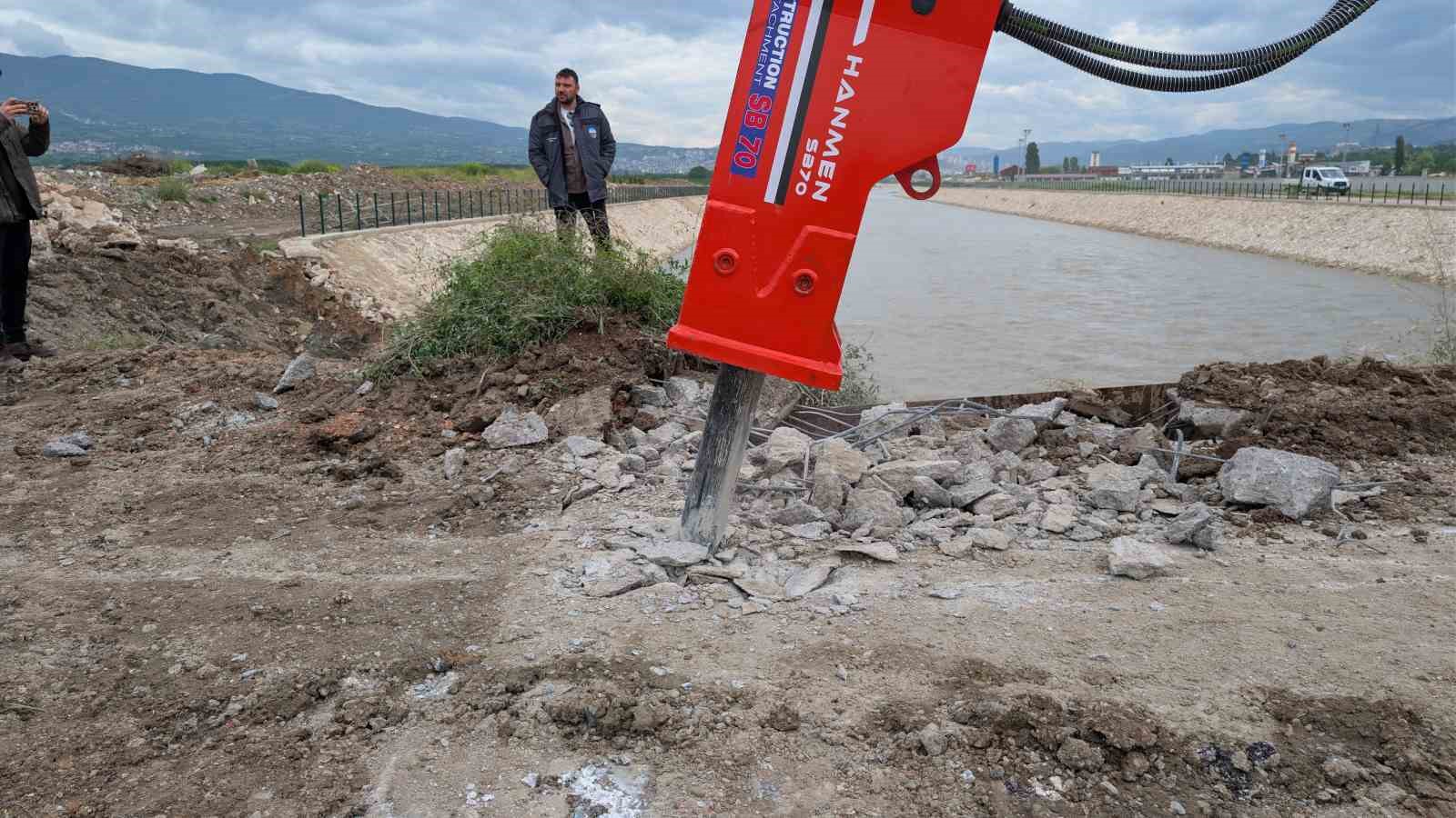 Tokat&rsquo;ta taşkın riskine karşı bir k&ouml;pr&uuml; daha yıkılıyor
