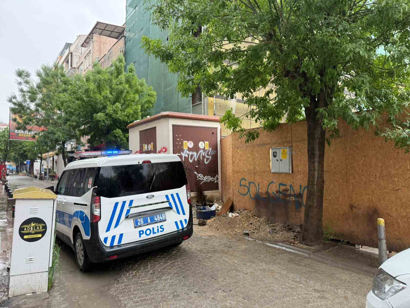 Çalıştığı inşaatın asansör boşluğuna düşen işçi yaralandı