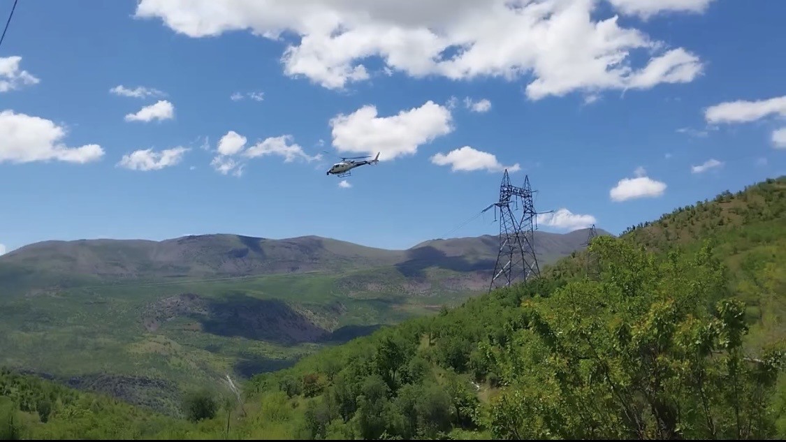 Karakaya Barajı ana elektrik iletim hattında helikopter destekli bakım
