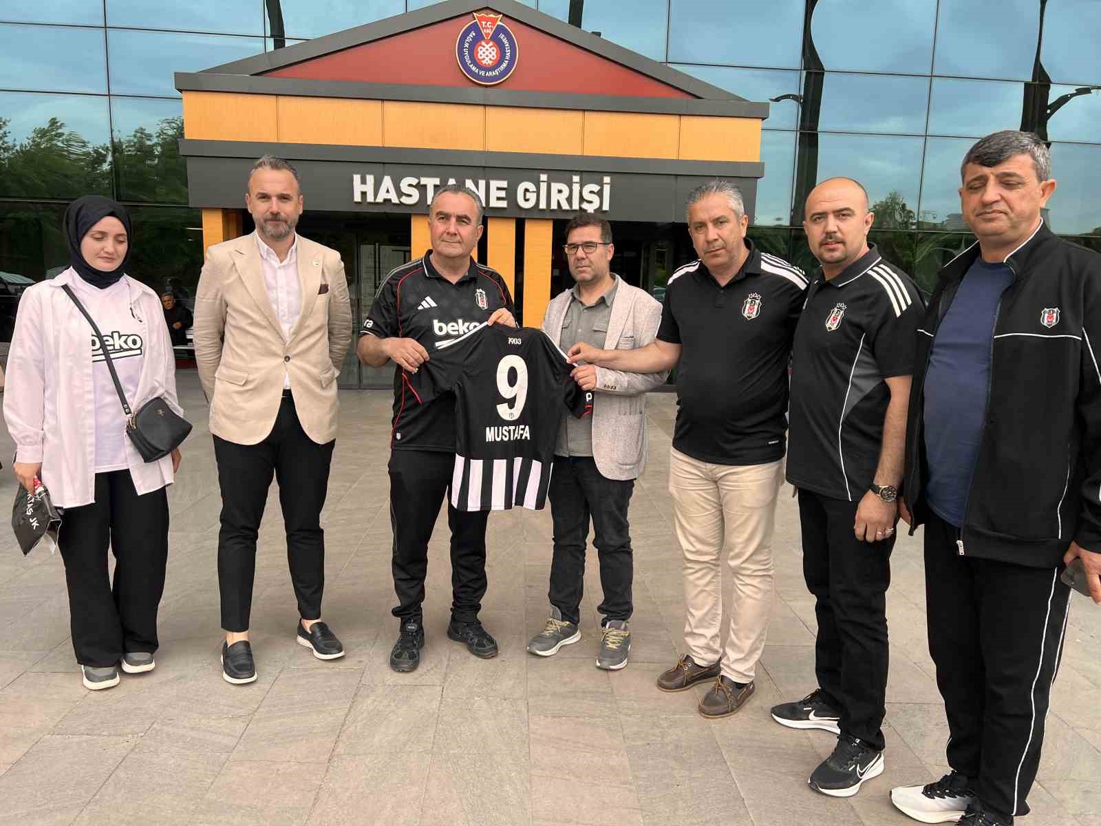 Beşiktaşlılardan saldırıda yaralanan öğrenci Mustafa Aslan’a anlamlı ziyaret
