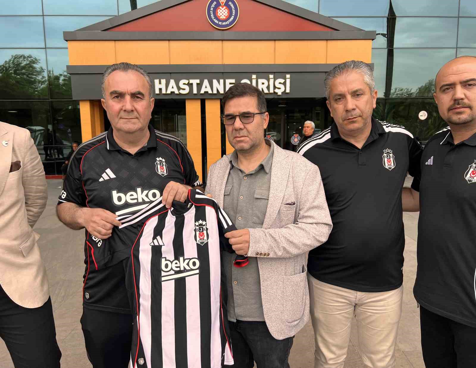 Beşiktaşlılardan saldırıda yaralanan &ouml;ğrenci Mustafa Aslan&rsquo;a anlamlı ziyaret
