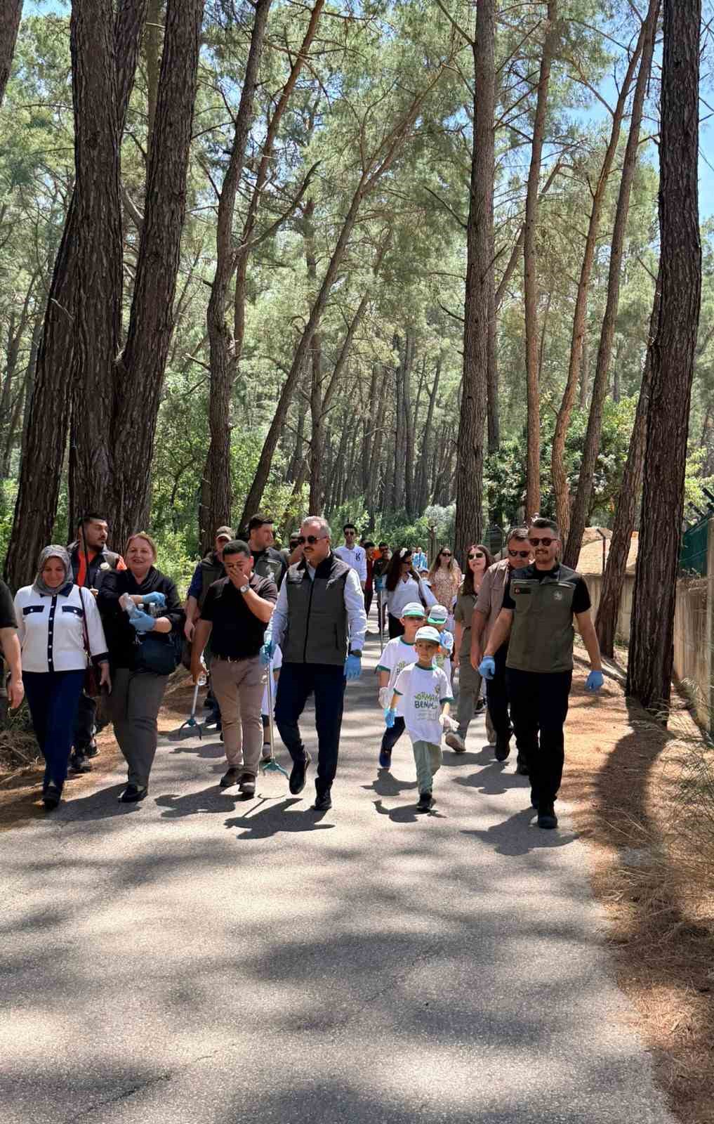 Kemer’de minik ellerden çevre temizliği