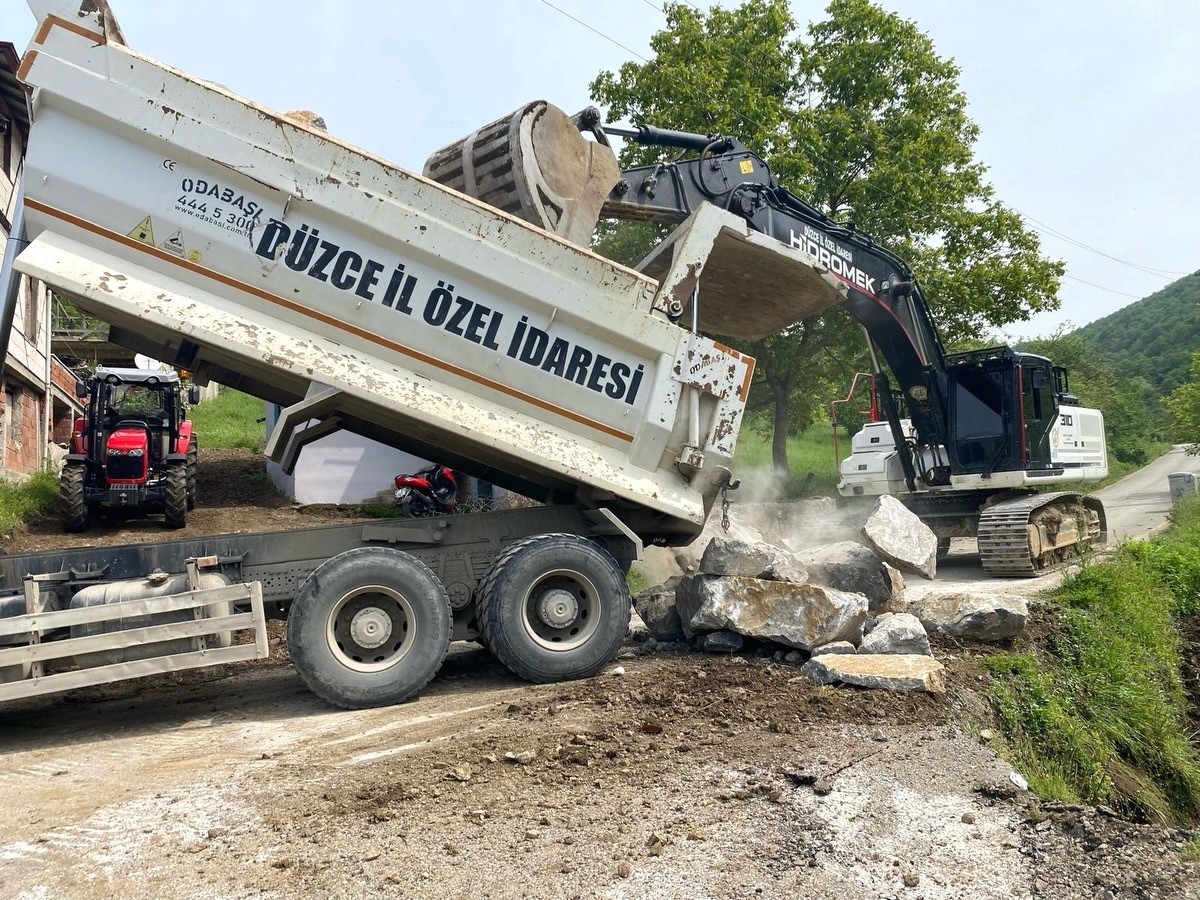 D&uuml;zce&rsquo;de aşırı yağışlar heyelana neden oldu
