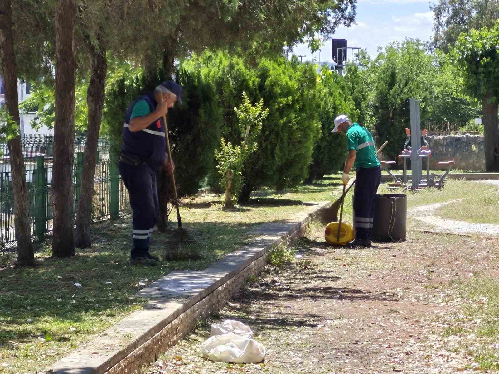Efeler&rsquo;de parklar yaza hazırlanıyor
