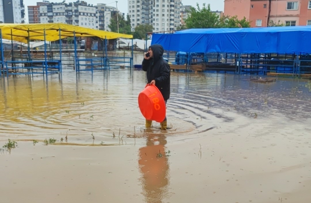 Adana’da kurban pazarını sel vurdu, besici gözyaşlarına boğuldu