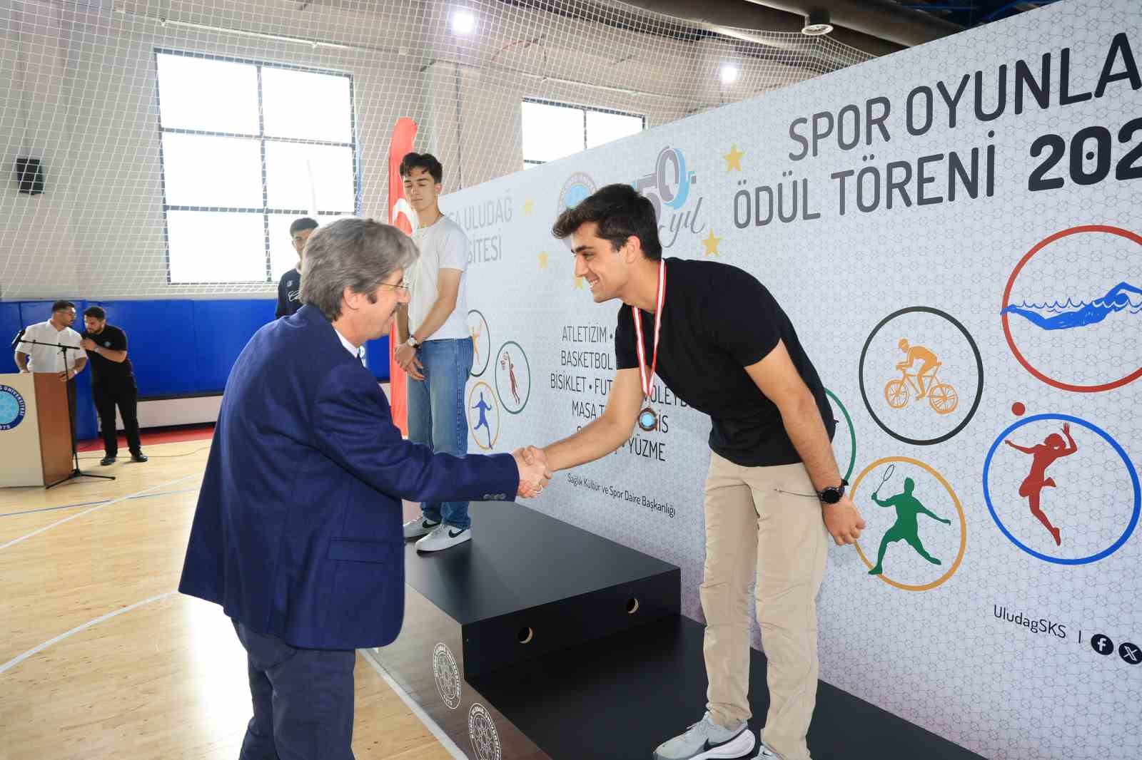 BUÜ Spor Oyunları’nda şampiyonlar kürsüye çıktı