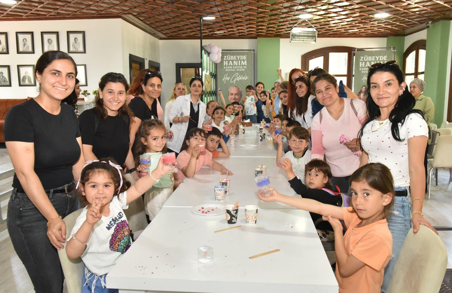Kepez’de anne ve çocuklar renkli mum atölyesine katıldı