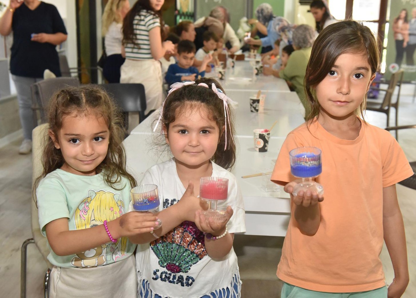 Kepez&rsquo;de anne ve &ccedil;ocuklar renkli mum at&ouml;lyesine katıldı
