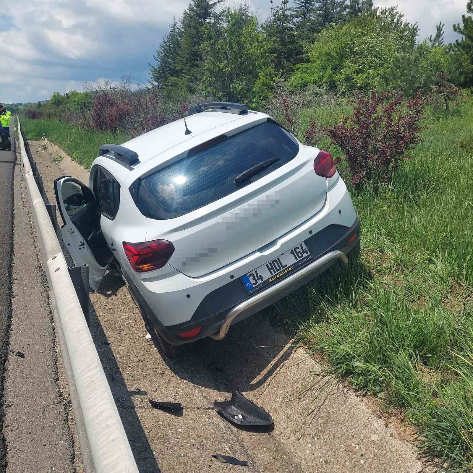 Otoyol’da direksiyon başında uyuduğu iddia edilen sürücü bariyerlere çarptı: 1 yaralı