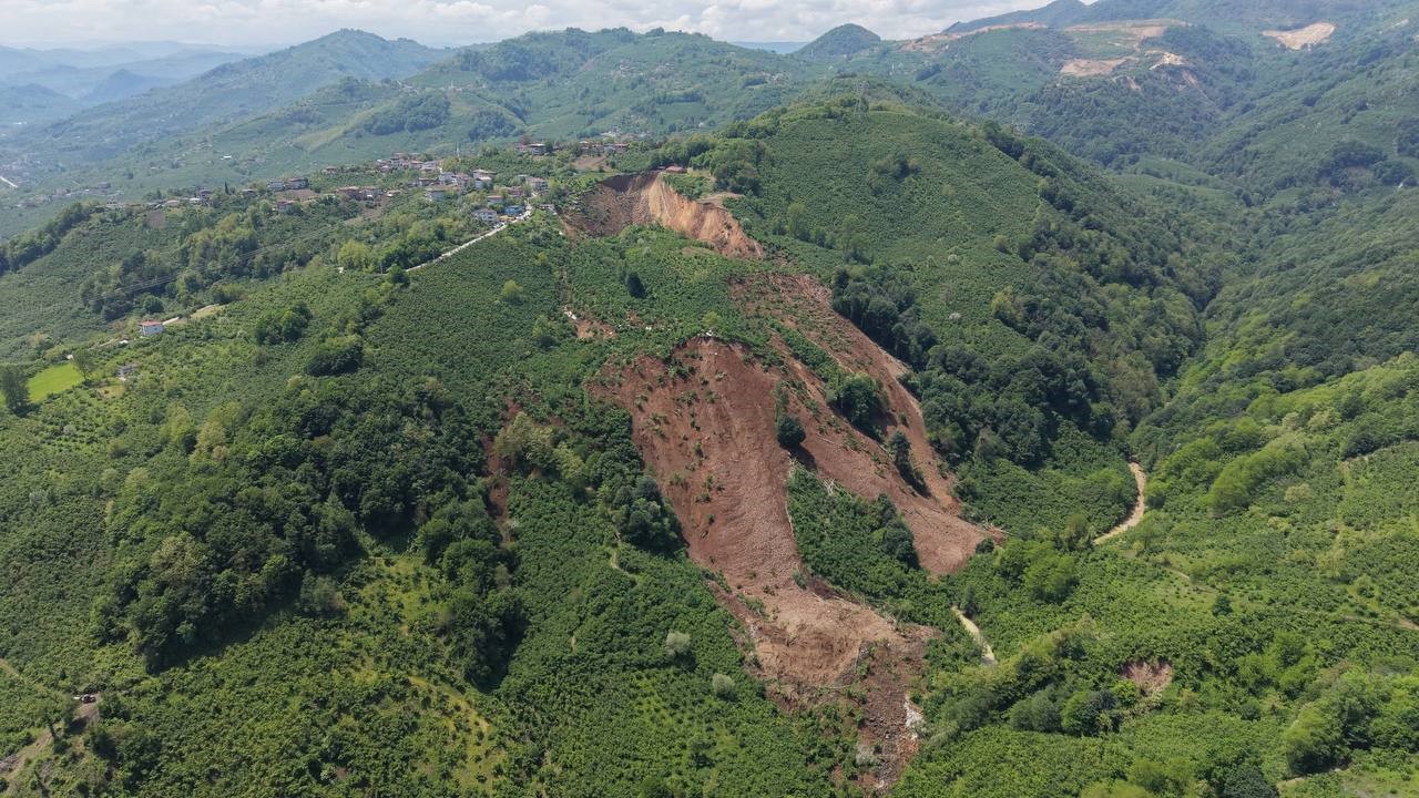 Ordu&rsquo;da heyelan b&ouml;lgesi havadan g&ouml;r&uuml;nt&uuml;lendi: Dağ aşağı kaydı, 400 d&ouml;n&uuml;m alan etkilendi
