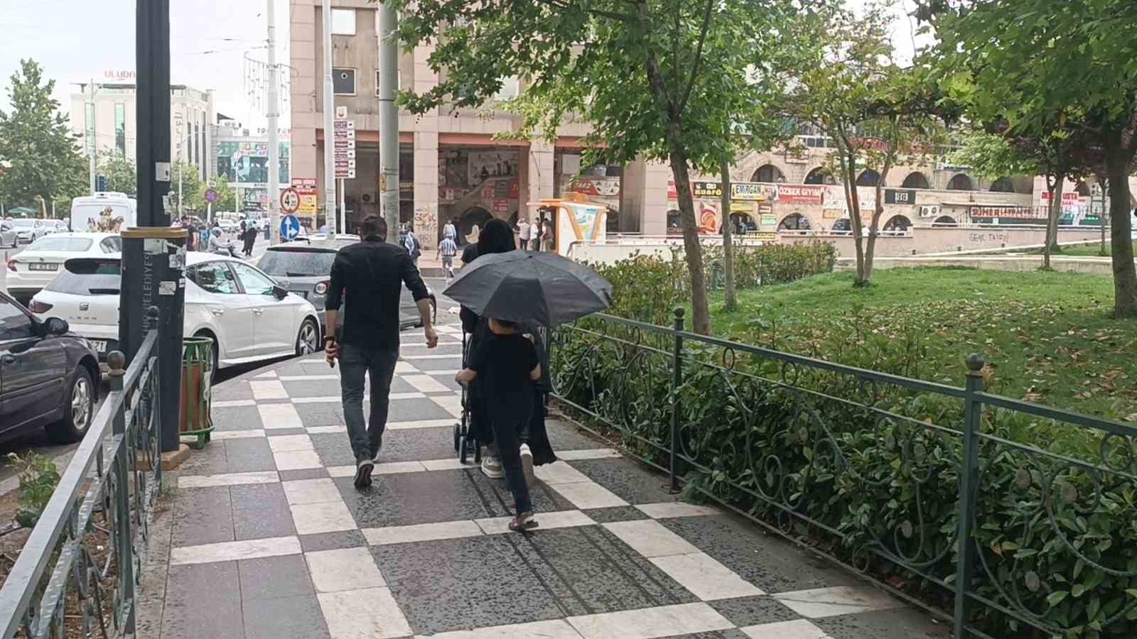 Sağanak yağışa hazırlıksız yakalandılar

