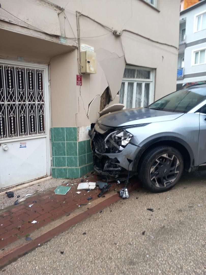 Otomobil ile çarpışan cip eve girdi