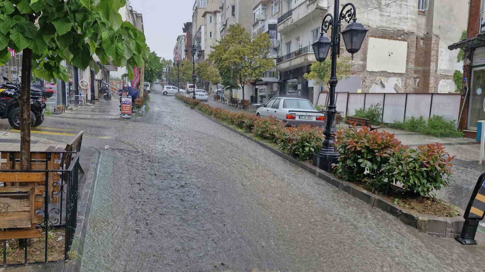 Tekirdağ&rsquo;da şiddetli yağış yolları dereye &ccedil;evirdi
