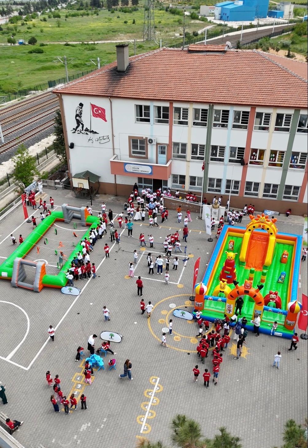 Şehitkamil’den köy okulunda renkli şenlik
