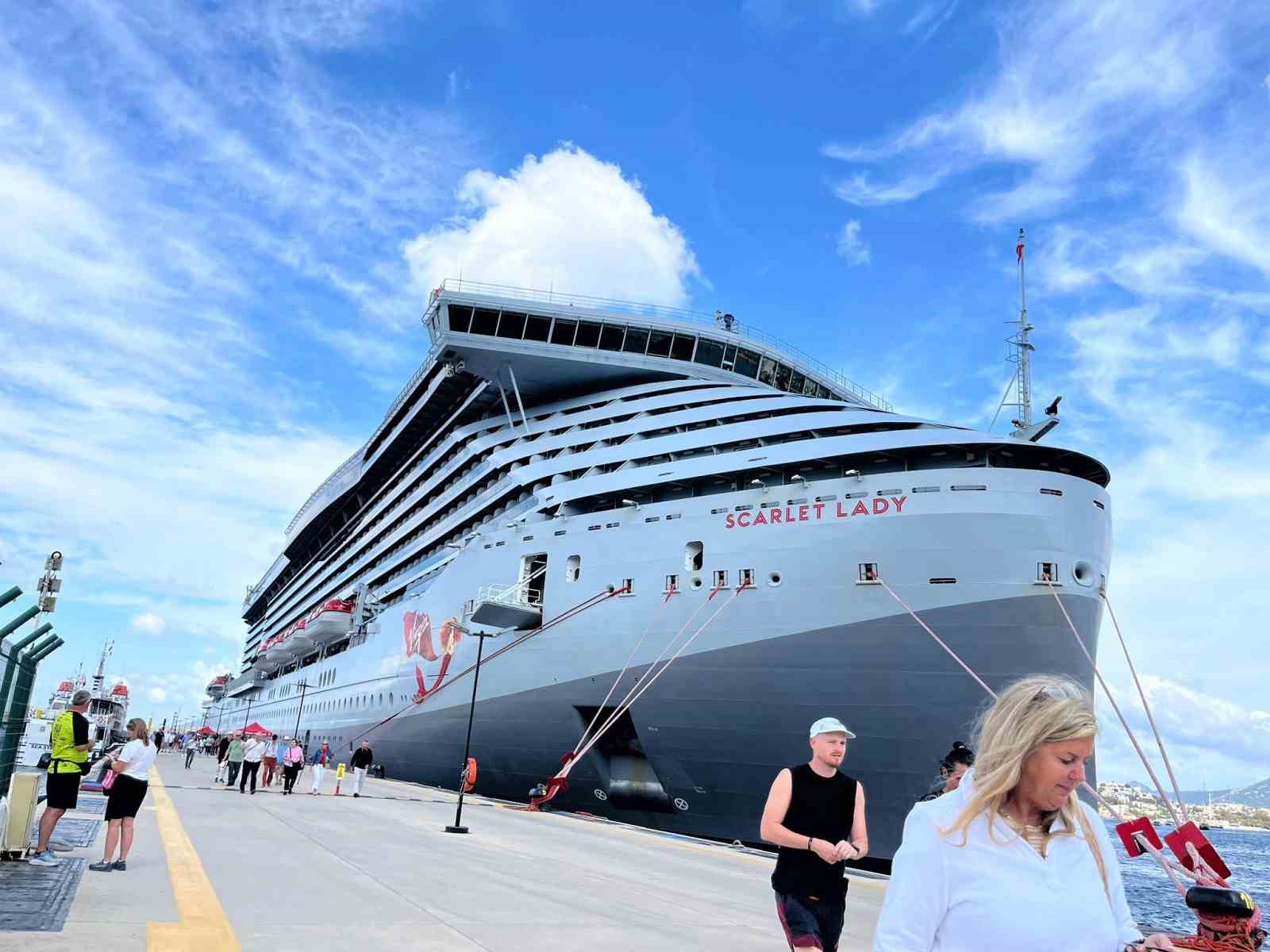 Dev kruvaziyer gemiler, 2 bin 636 turistle Bodrum’a geldi