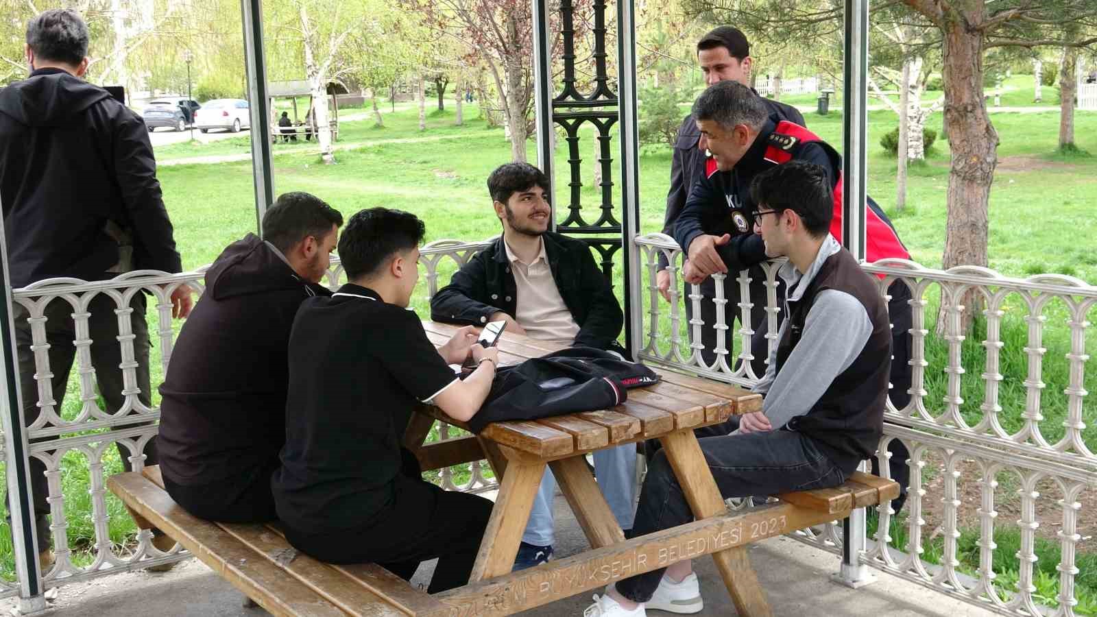 Erzurum polisinden okul &ccedil;evrelerinde tam g&uuml;venlik
