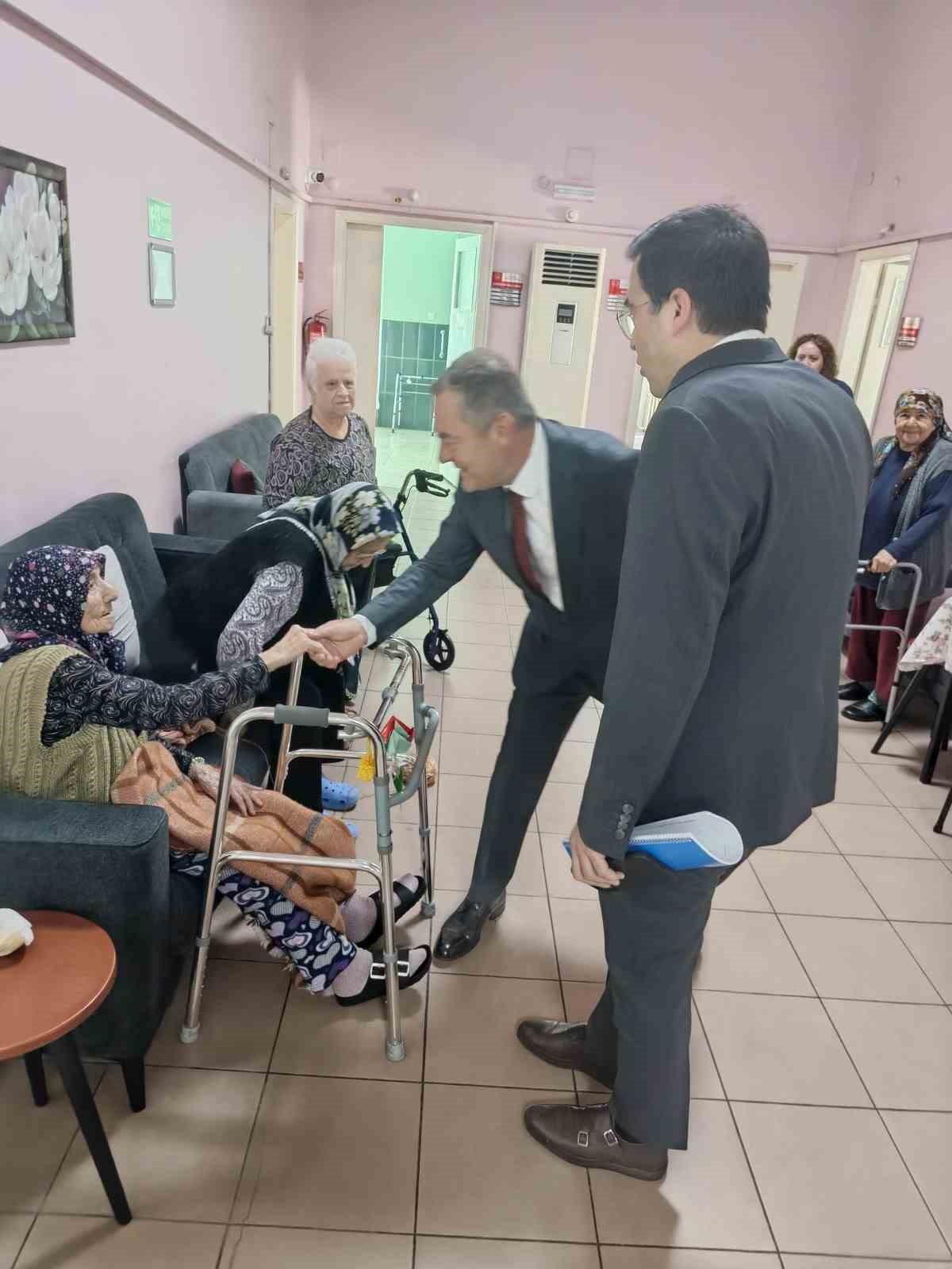 Genel M&uuml;d&uuml;r Sezen, huzurevi sakinlerinin tecr&uuml;belerini dinledi
