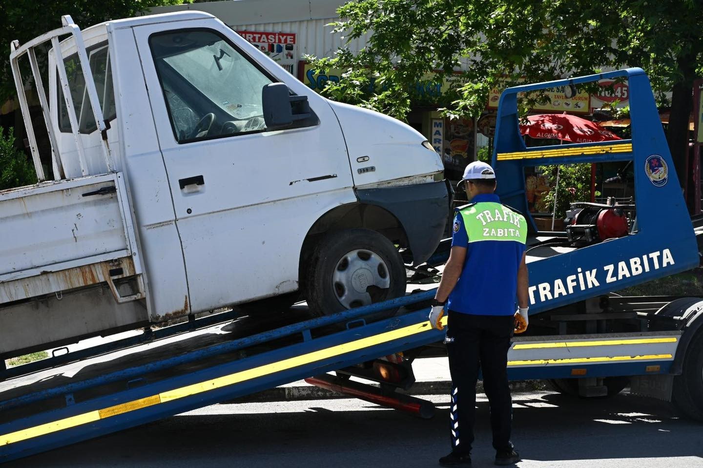 Manisa&rsquo;nın sokakları atıl ve hurda ara&ccedil;lardan temizleniyor

