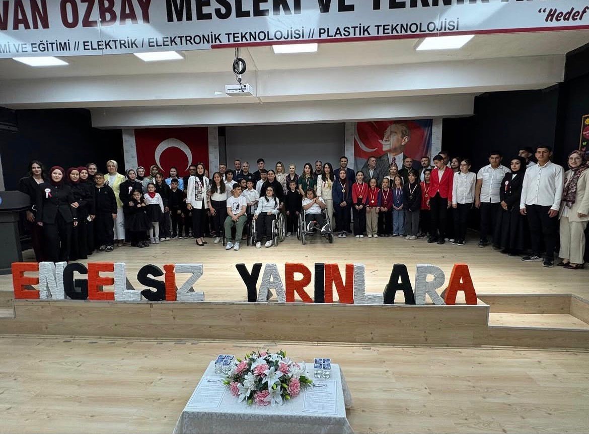 Altıntaş&rsquo;ta &ouml;zel &ouml;ğrenciler ekip ara&ccedil;larıyla il&ccedil;eyi gezdi
