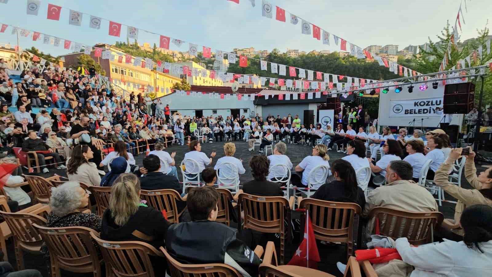 55 kadın bir araya geldi, hayatın stresini darbuka öğrenerek attı