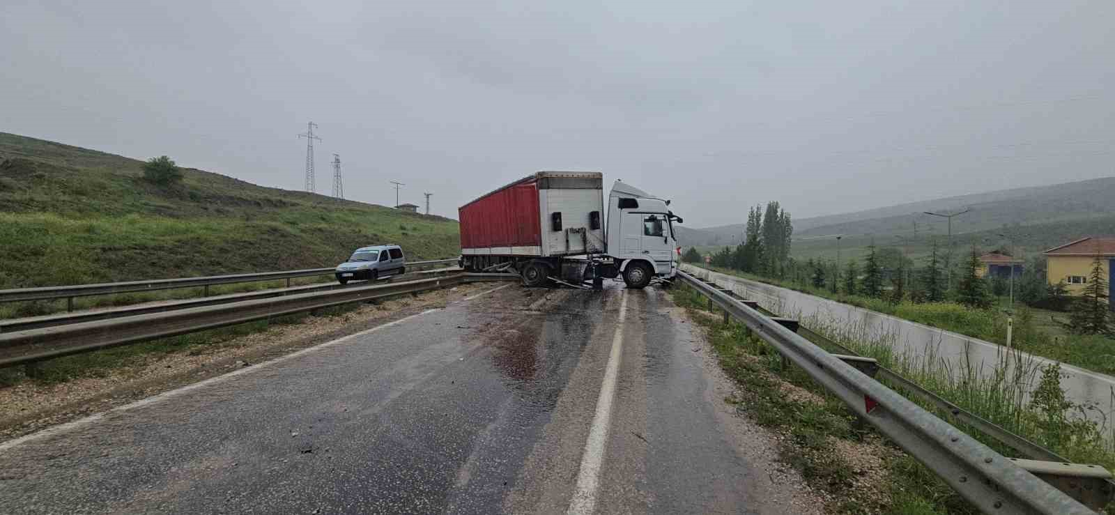 Ankara’da tır ile minibüs çarpıştı: 11 yaralı
