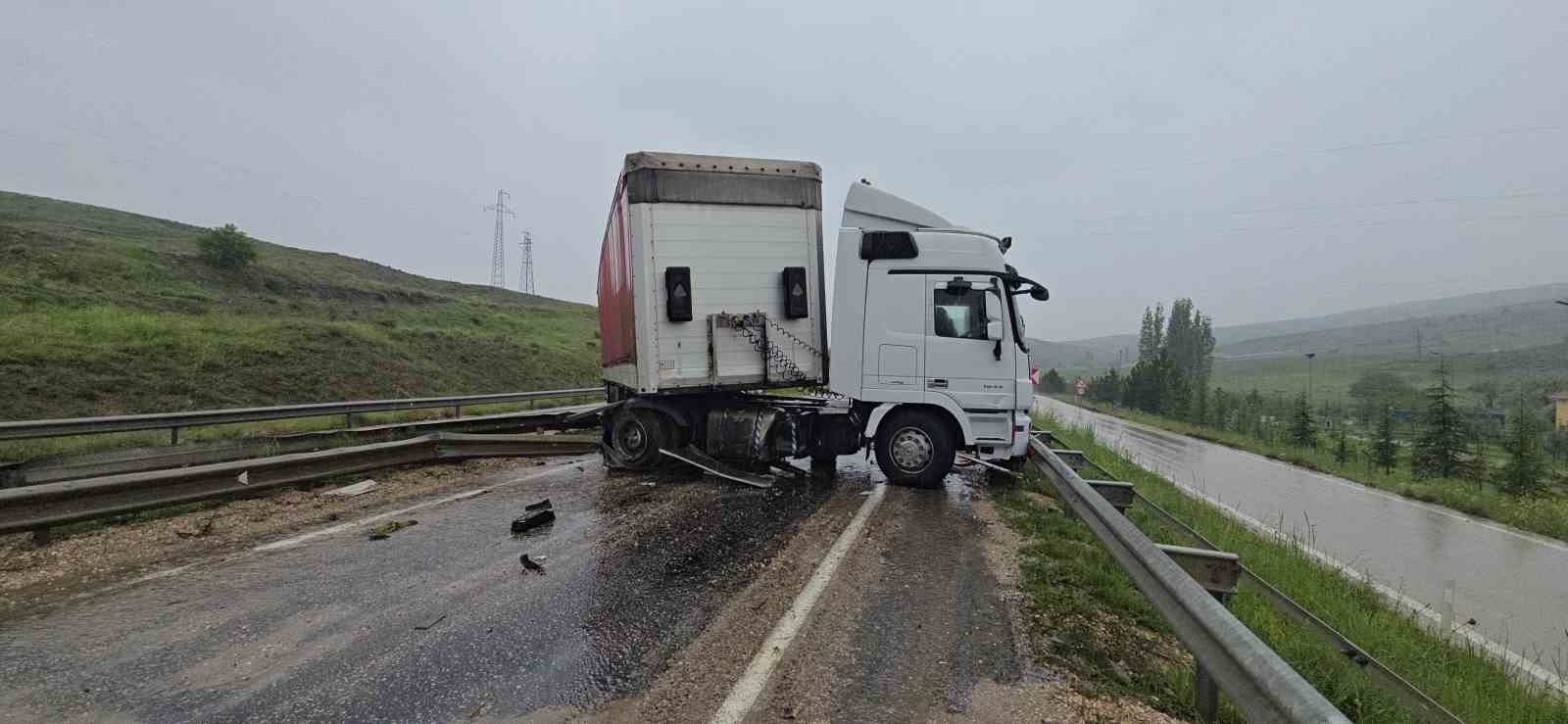 Ankara&rsquo;da tır ile minib&uuml;s &ccedil;arpıştı: 11 yaralı
