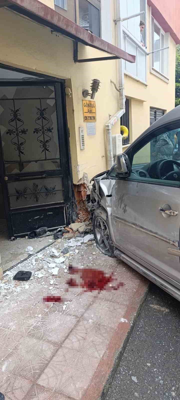 Eskişehir’de araç yayalara çarptı: 2’si ağır 3 yaralı