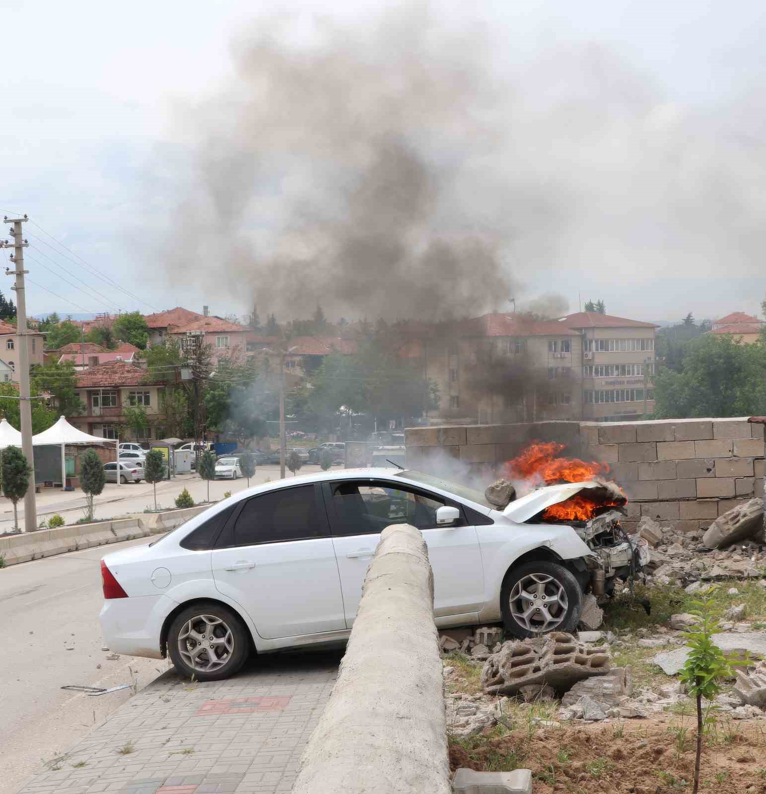 Kırıkkale&rsquo;de kaza sonrası otomobil yandı
