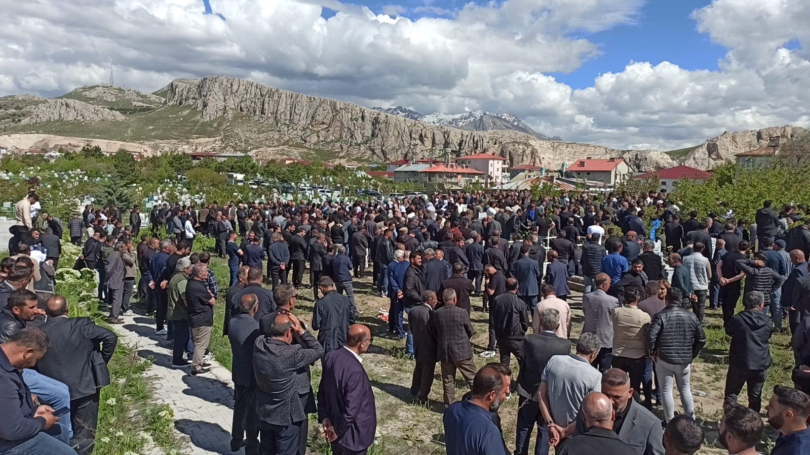 İş kazasında hayatını kaybeden gen&ccedil; toprağa verildi
