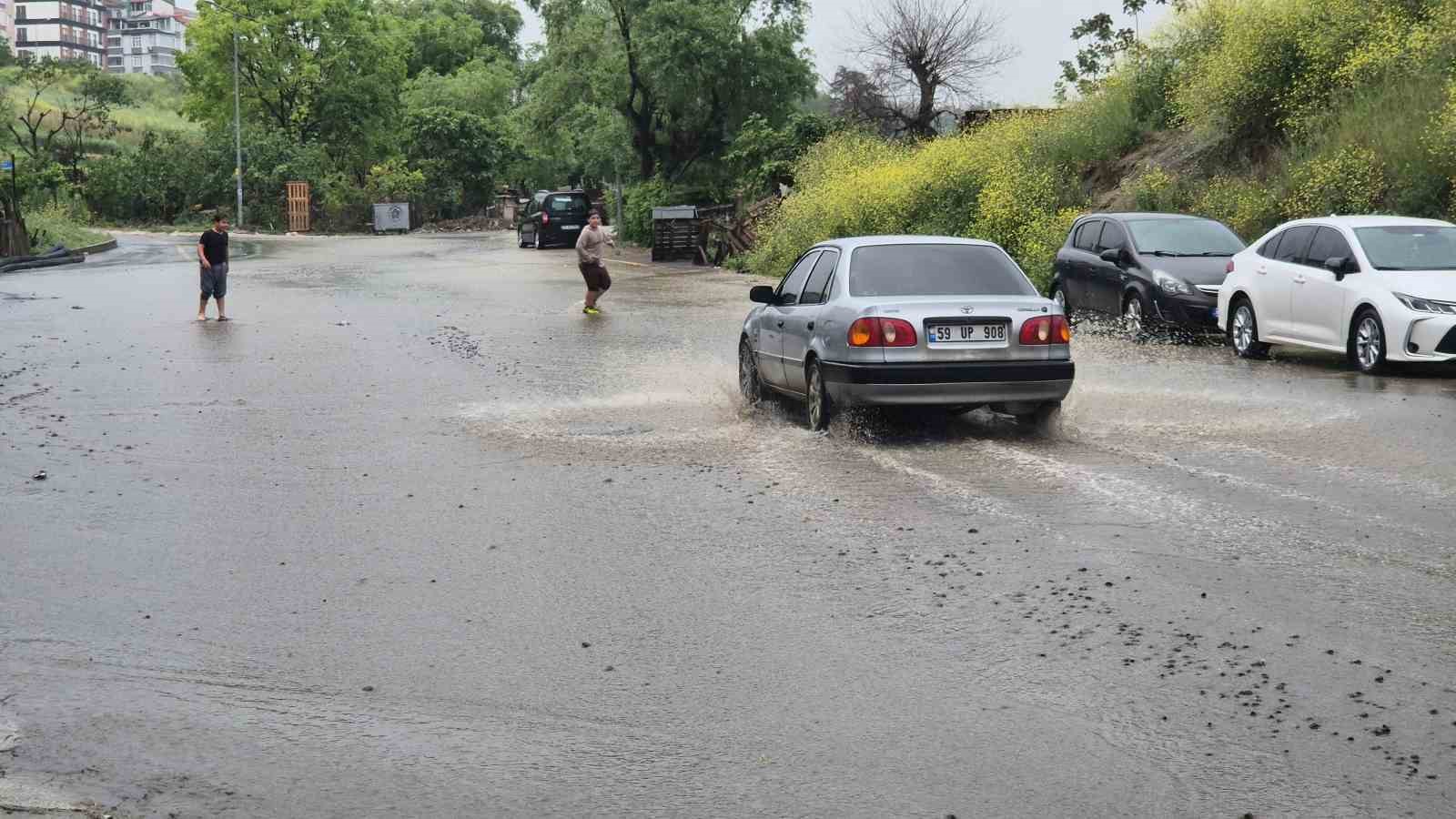 Süleymanpaşa’da şiddetli sağanak: Yollar dereye döndü
