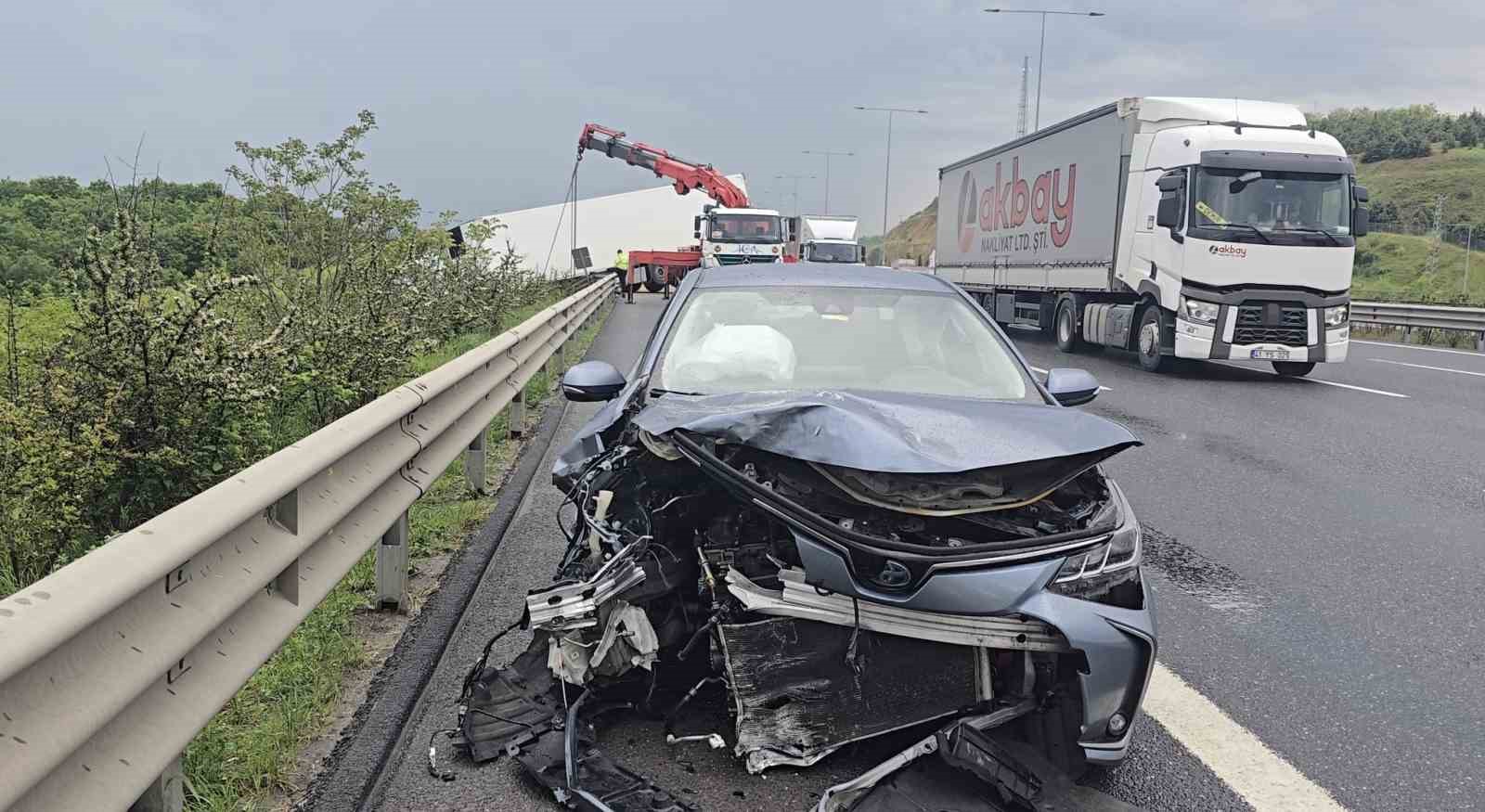 Kuzey Marmara’da otomobilin çarptığı tır bariyerleri aşıp yoldan çıktı
