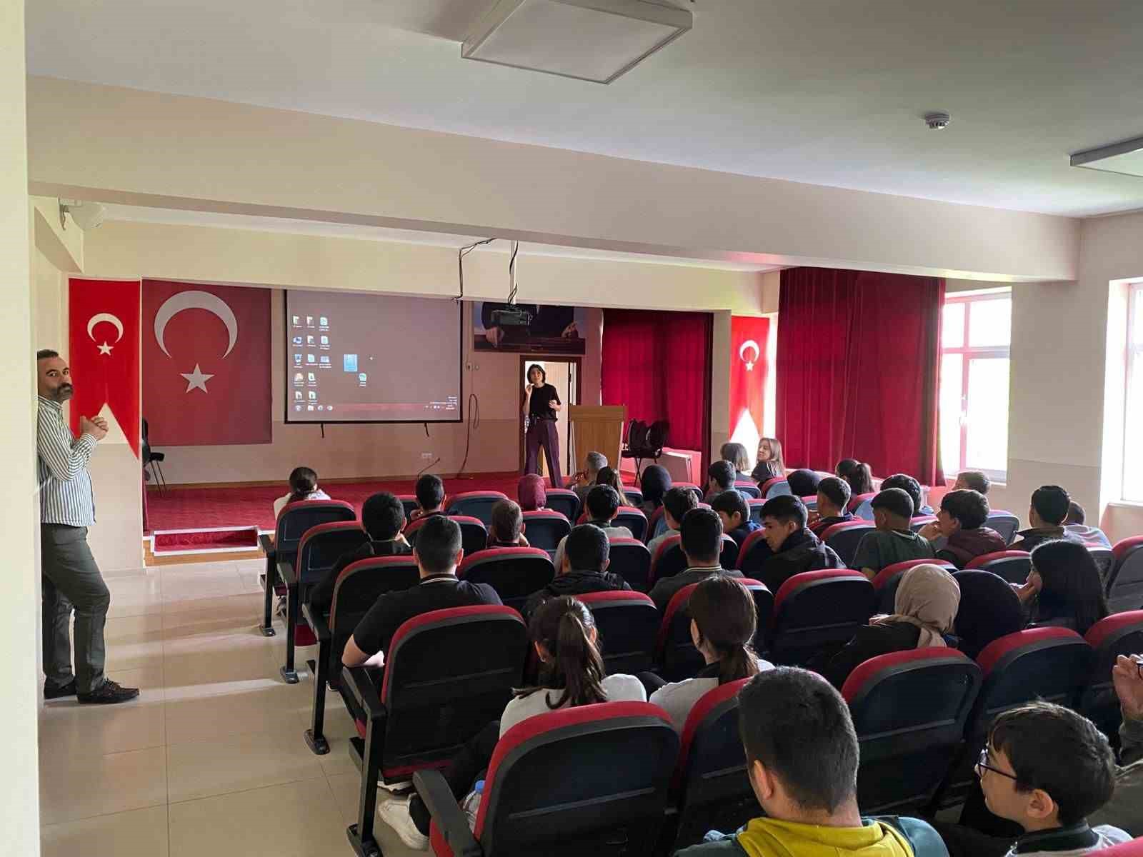 &Ccedil;emişgezek&rsquo;te akran zorbalığına karşı bilin&ccedil;lendirme eğitimi
