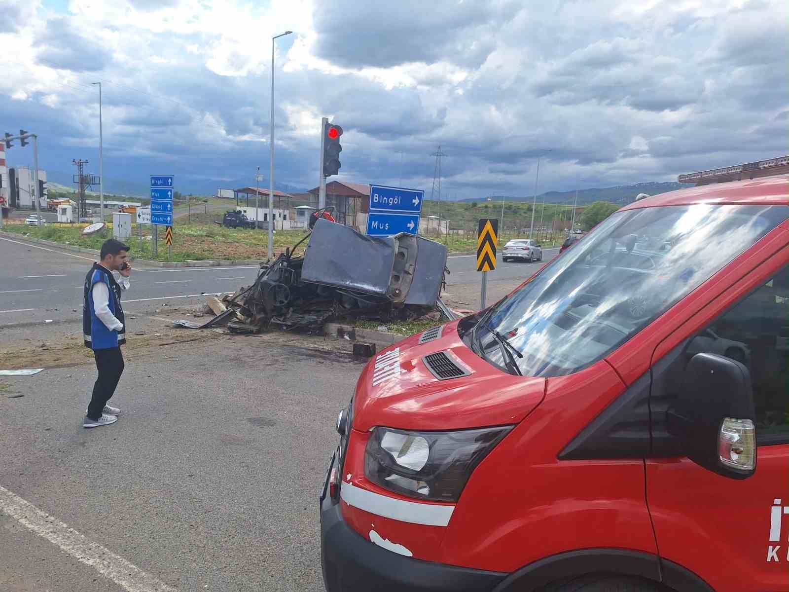 Bing&ouml;l&rsquo;de hayvan y&uuml;kl&uuml; kamyon otomobillere &ccedil;aptı: 1&rsquo;i ağır 2 yaralı
