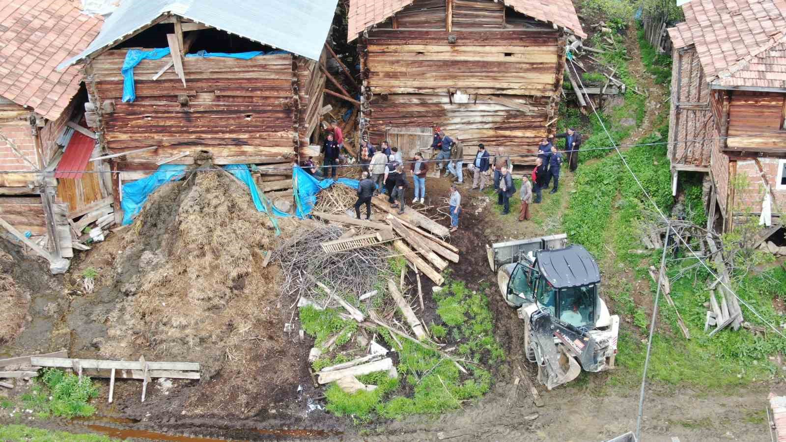 Ahırdaki göçükte bilanço belli oldu: 1 kadın hayatını kaybetti, 94 hayvan telef oldu
