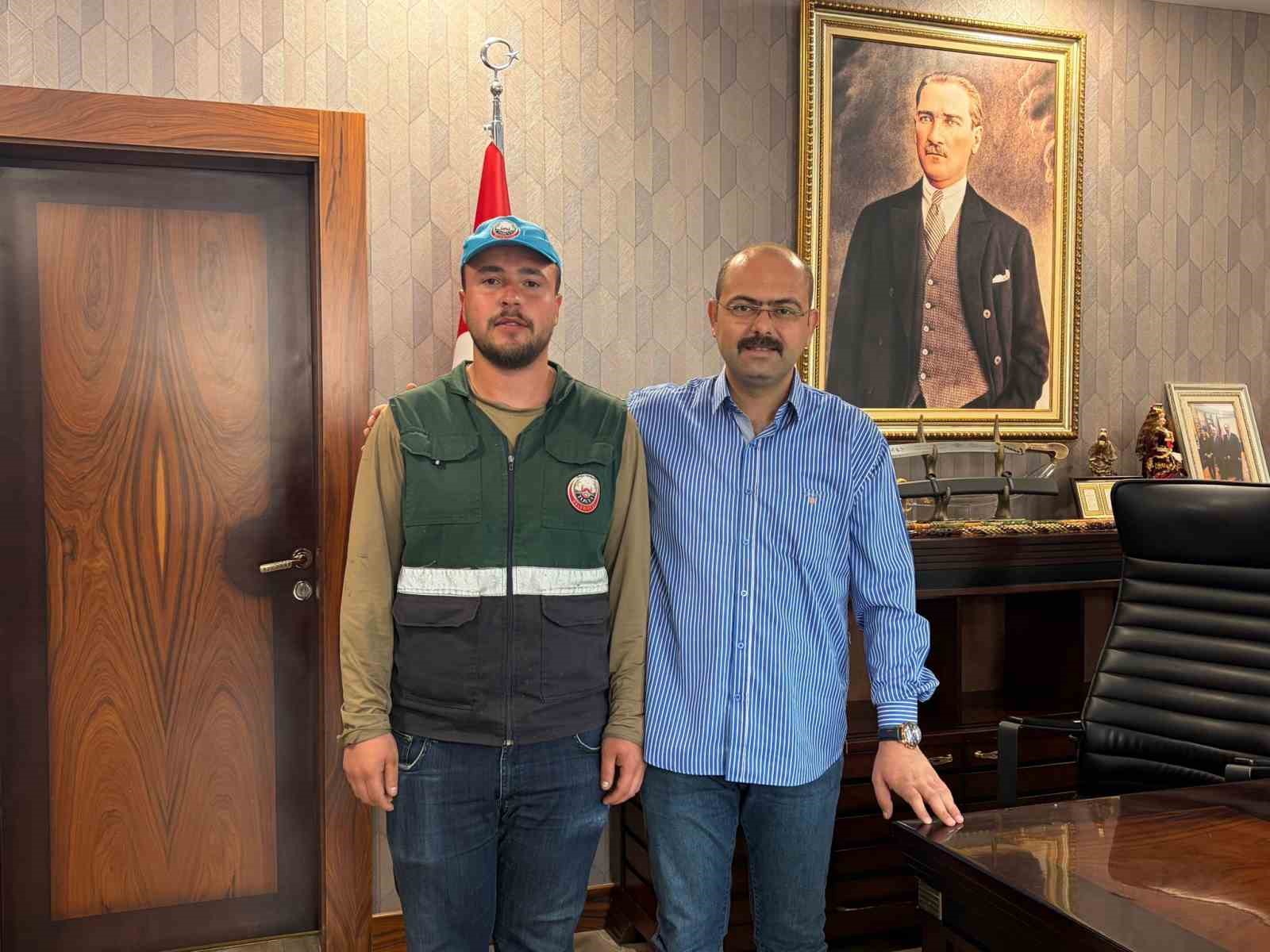 Belediye personelinden örnek davranış: Bulduğu altını sahibine ulaştırdı