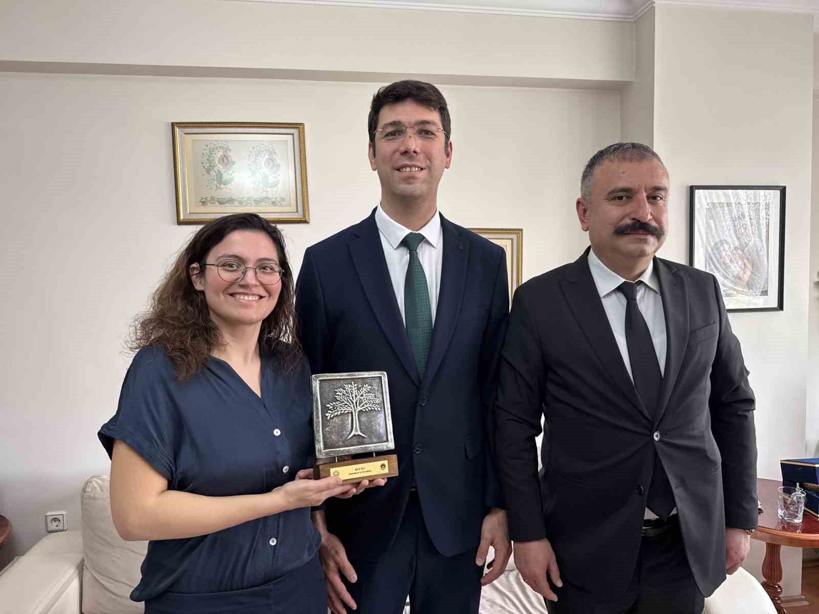 &Ouml;d&uuml;ll&uuml; ve ilk doktoralı işitme engelli m&uuml;hendis &ccedil;ifte validen anlamlı ziyaret
