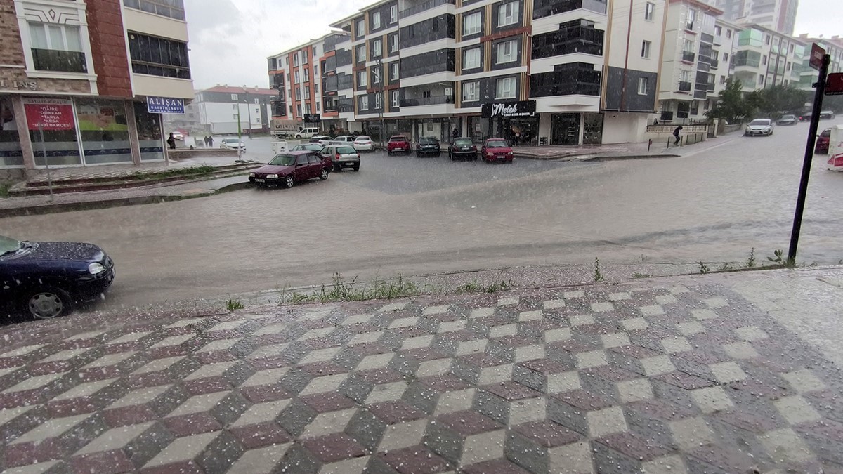 Ankara’da şiddetli yağmur ve dolu sokakları göle çevirdi
