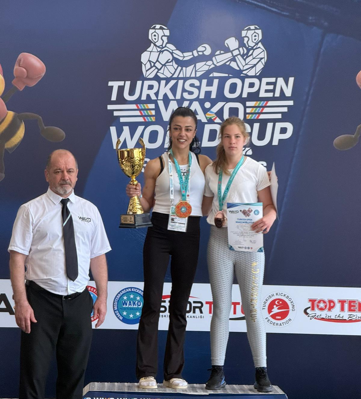 Bağcılar Belediyesi personeli Emine Arslan, Kick Boks D&uuml;nya Kupası Şampiyonu oldu

