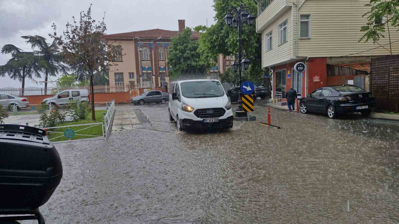Tekirdağ’da şiddetli yağış yolları dereye çevirdi