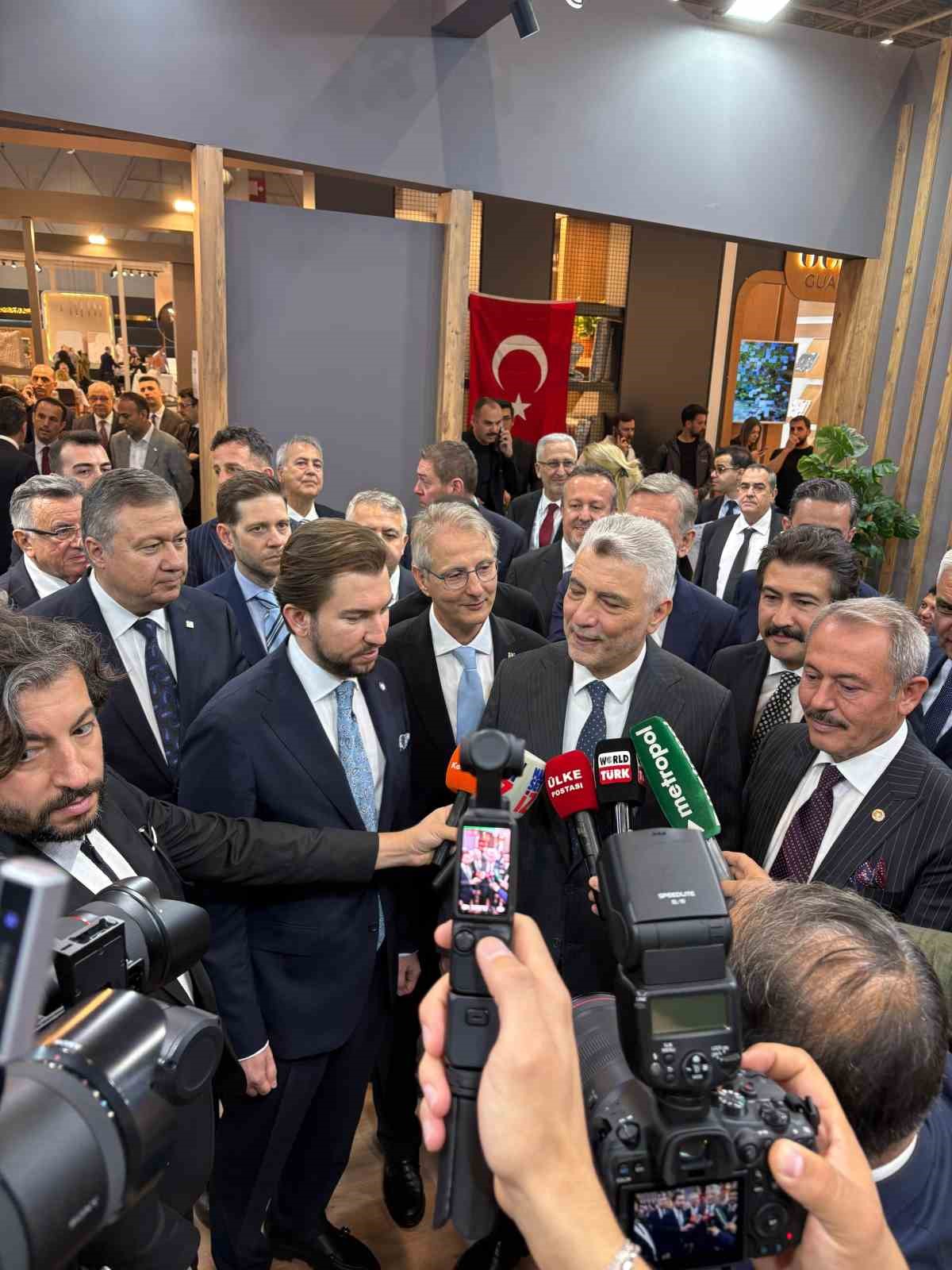 Bakan Bolat, Hometex 2026&rsquo;nın g&ouml;zdesi DENİB standını ziyaret etti
