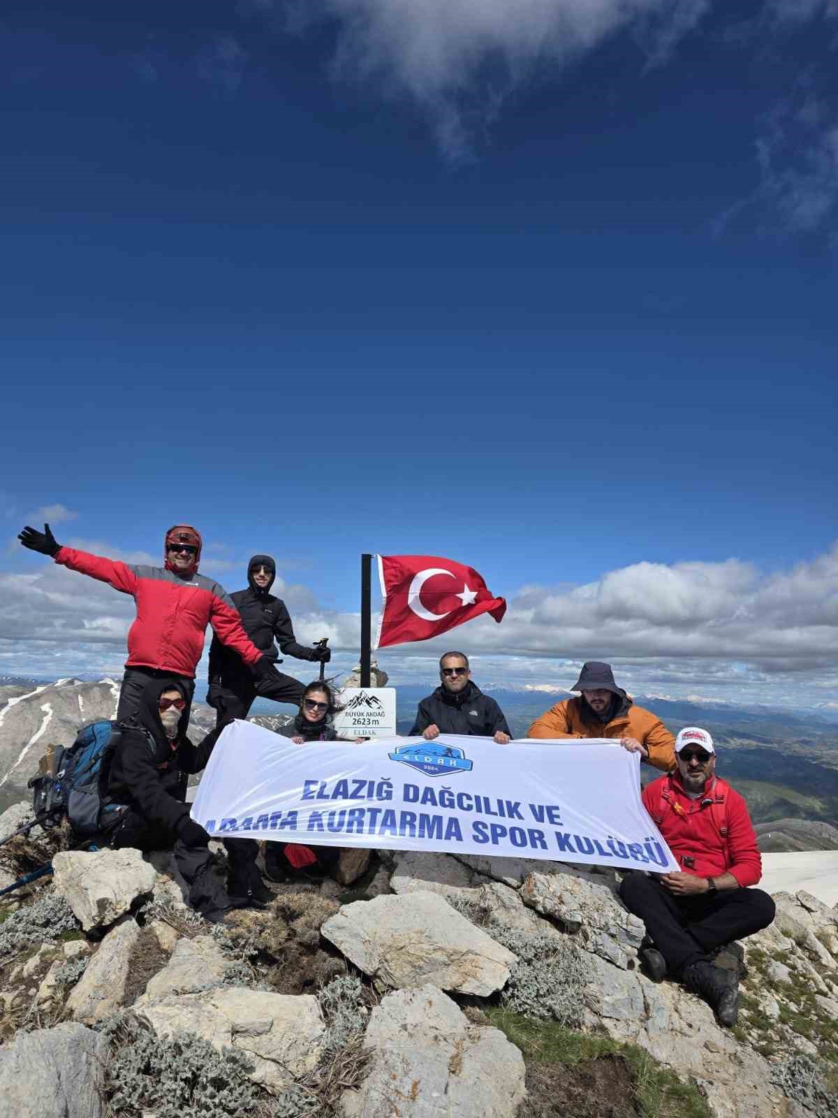 Elazığ’ın en yüksek zirvesinde anlamlı 19 Mayıs tırmanışı