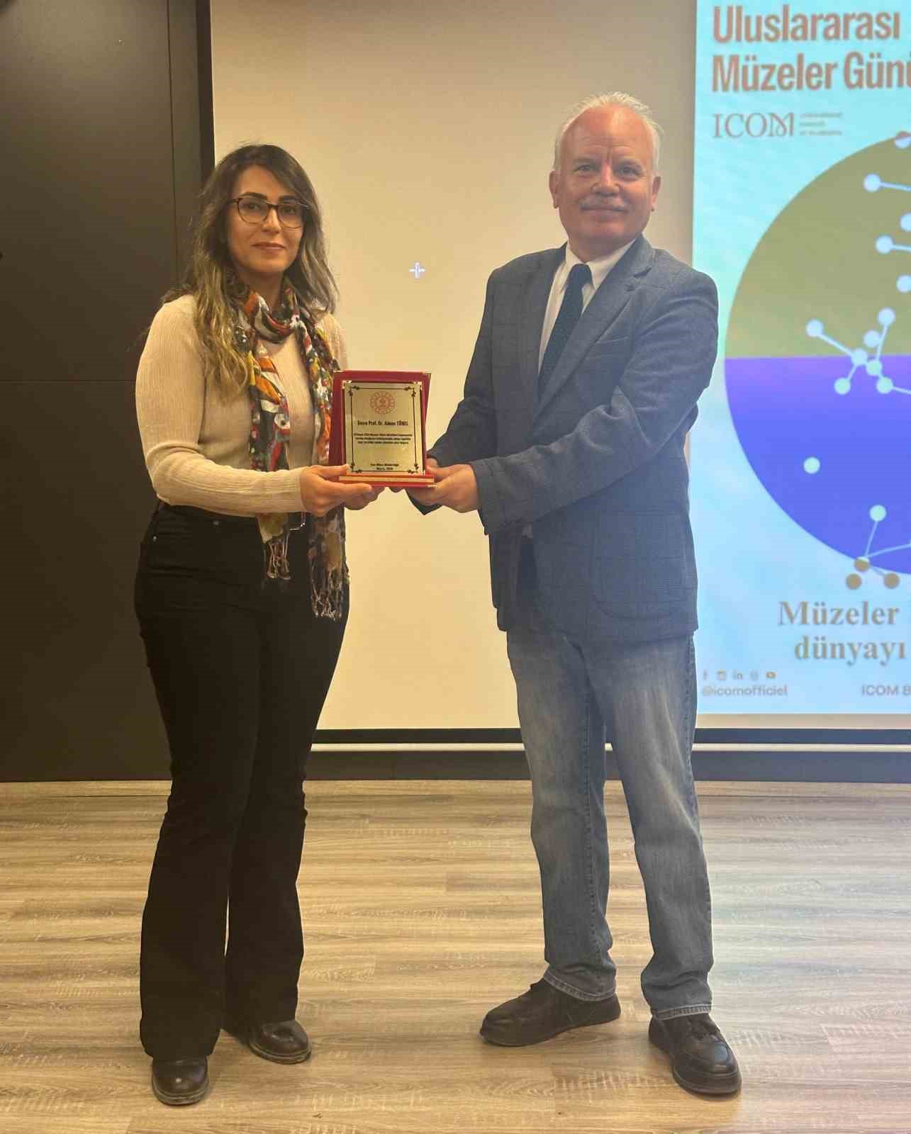 Prof. Dr. Adnan Tönel ‘Sanatın Varoluşu’nu anlattı