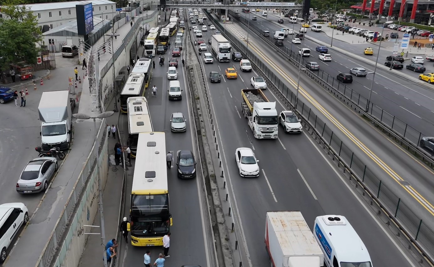 Bah&ccedil;elievler&rsquo;de İETT Otob&uuml;s&uuml; arızalandı, trafik nedeniyle vatandaş yol ortasında otob&uuml;s bekledi
