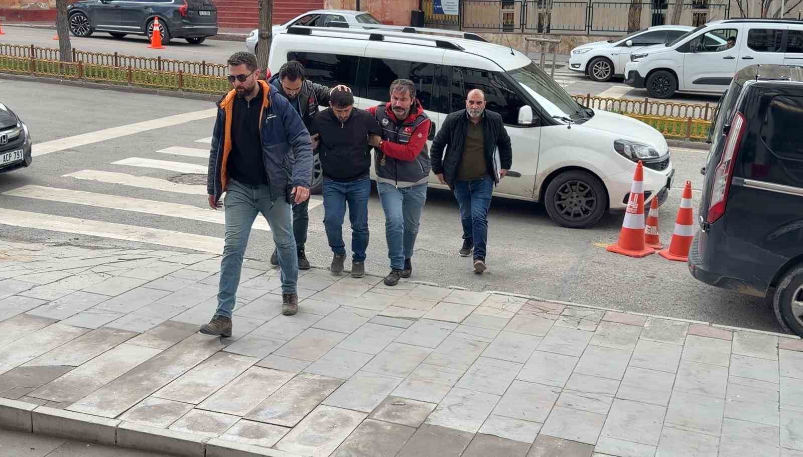 Erzurum’da 1 kişiyi öldürüp 1 kişiyi vuran şüpheli adliyeye sevk edildi
