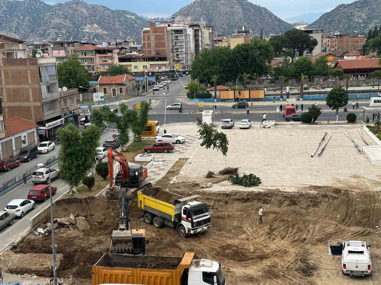 İncirliova&rsquo;nın Yeni Meydan Projesi&rsquo;nde ilk kazma vuruldu
