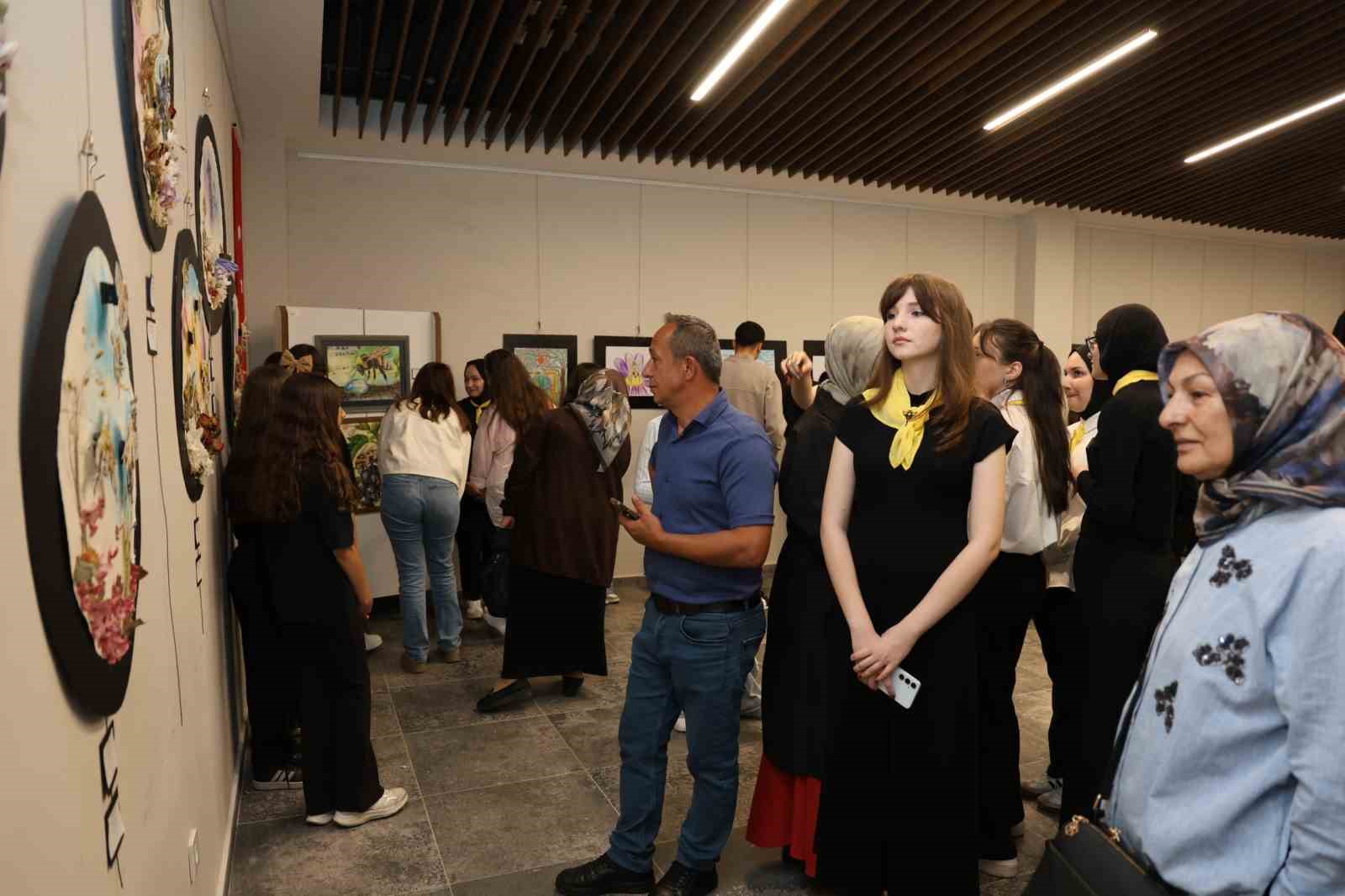Polen peşindeki yaban arıları resim sergisi açıldı