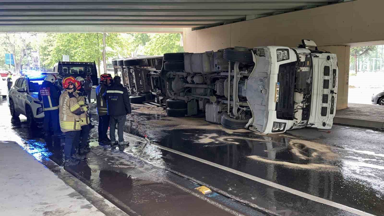 Bakırk&ouml;y&rsquo;de Marmaray &uuml;stge&ccedil;idine &ccedil;arpan tır devrildi
